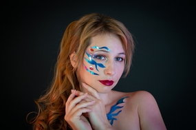 欧美面部彩绘性感美女图片